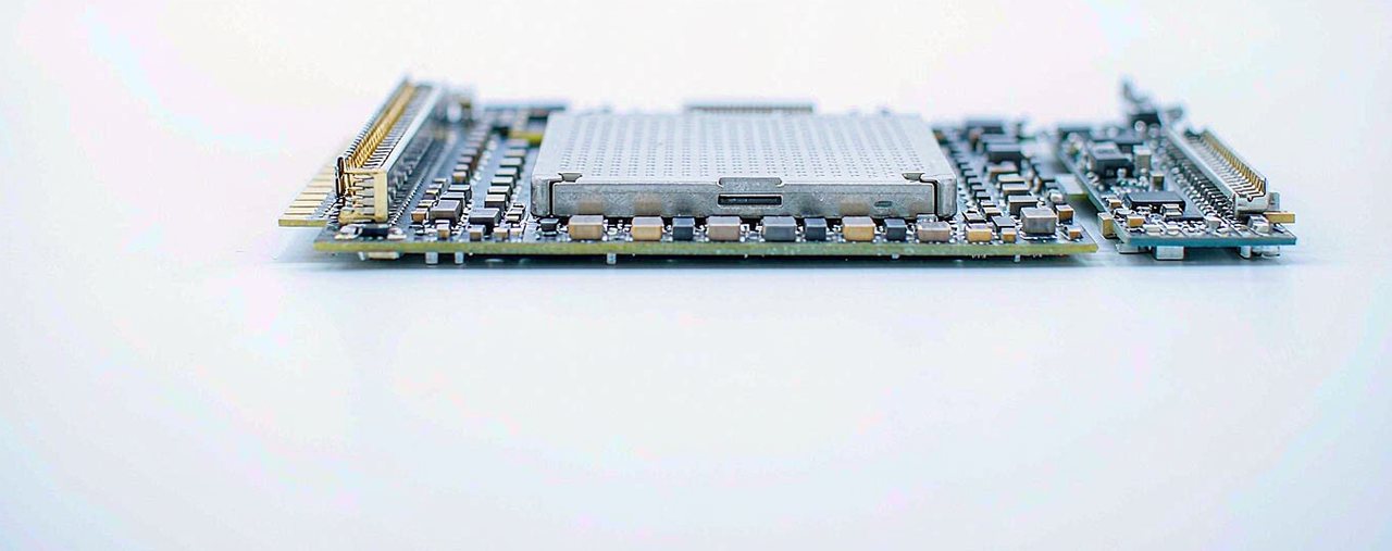 PCIe 加速卡与高密度背板连接器